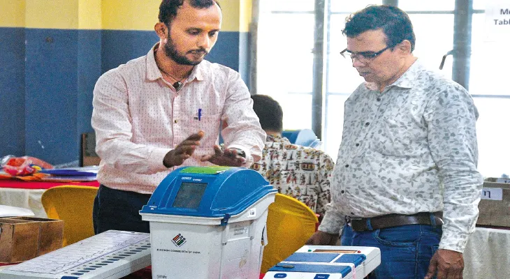 ভোটকেন্দ্রের ভিতরে মোবাইল নয়, কমিশনের নতুন দাওয়াই, শপিংমলের ধাঁচে টোকেন ব্যবস্থা চালুর উদ্যোগ