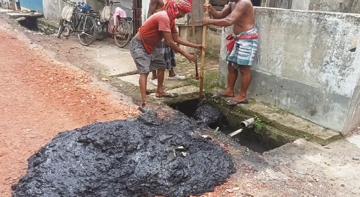 বারুইপুরে নর্দমা থেকে বেরচ্ছে ইট, ঝুড়ি, ভাঙা বালতি, প্লাস্টিক প্যাকেট