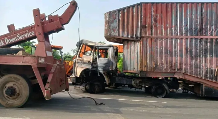 কৃষ্ণনগরের কাছে ডিভাইডারে ধাক্কা লেগে কন্টেনারে আগুন, ভস্মীভূত ৮টি গাড়ি