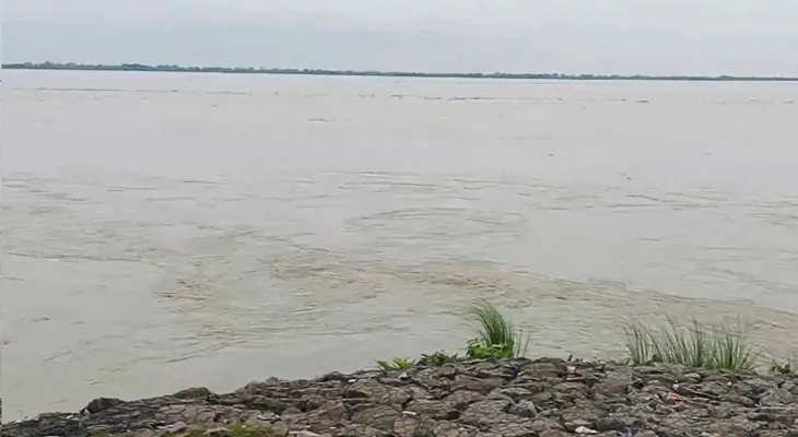 অসমের জোড়হাটে বন্যা পরিস্থিতি, নিমাতি ঘাট থেকে আপাতত বন্ধ ফেরি চলাচল