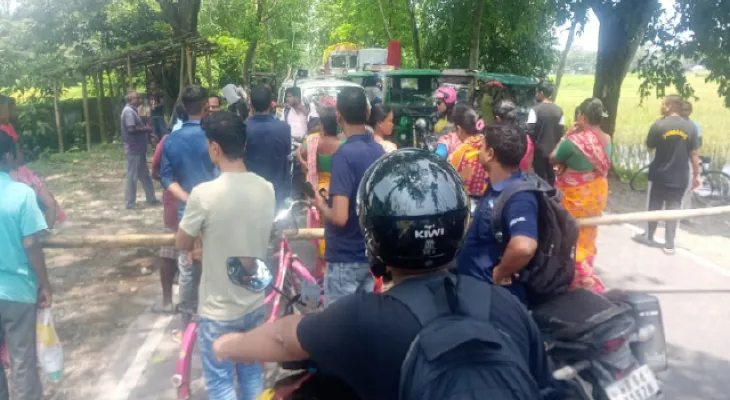 বারবার প্রতিশ্রুতিতেও রাস্তা সংস্কার হয়নি, প্রতিবাদে রাজ্যসড়ক অবরোধ