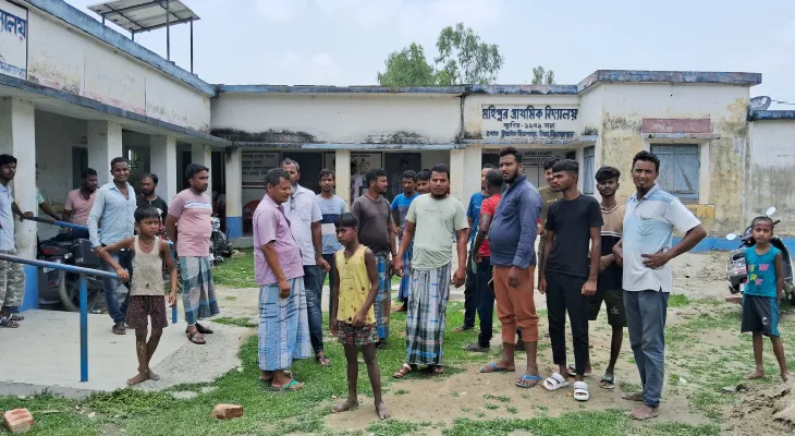শিক্ষককে বদলির দাবিতে দরজায় তালা মেরে বিক্ষোভ