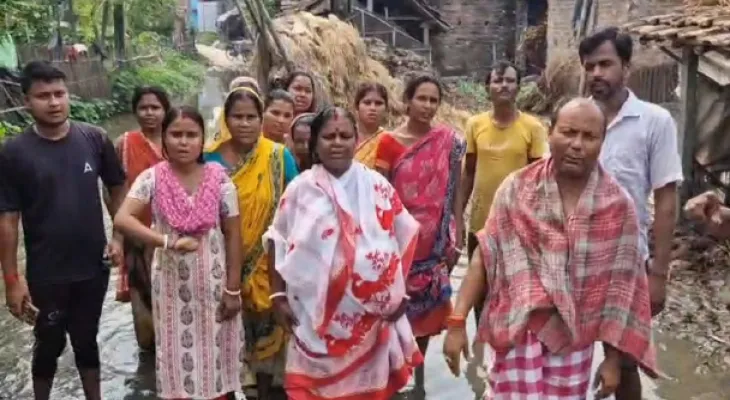 গর্তে ভরা রাস্তায় জমে জল, টোটো উল্টে জখম মহিলা