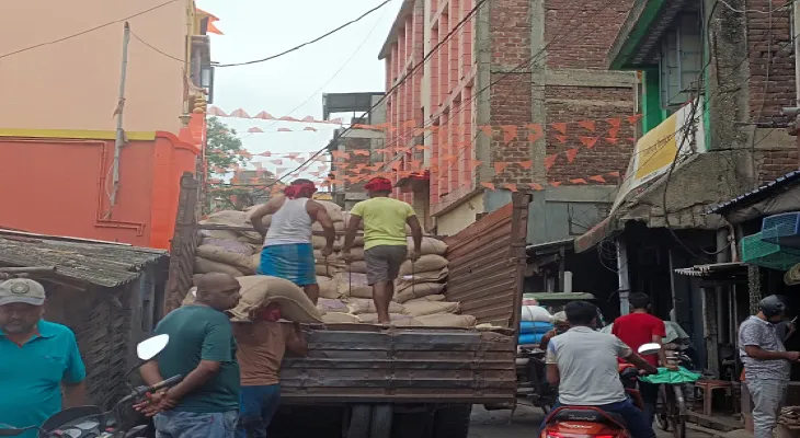 ব্যস্ত সময়ে ইসলামপুর বাজারের রাস্তায় বড় গাড়ি, তীব্র যানজট