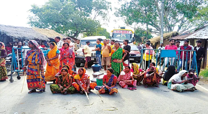 গরমে অমিল পানীয় জল, রাস্তা অবরোধে ঝাড়বাগদার বাসিন্দারা