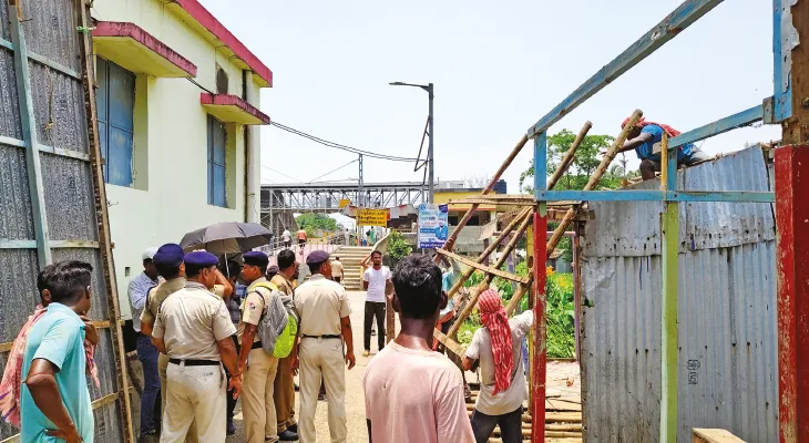 নবদ্বীপ বিষ্ণুপ্রিয়া হল্ট স্টেশনে রেলের উচ্ছেদ অভিযান শুরু