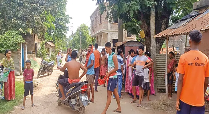বেহাল রাস্তা সংস্কারের দাবিতে নবদ্বীপে অবরোধ