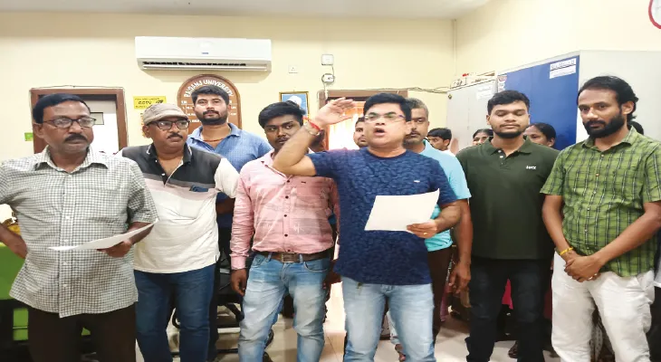 টানা অবস্থান বিক্ষোভে বসার হুমকি বিশ্ববিদ্যালয়ের অশিক্ষক কর্মীদের