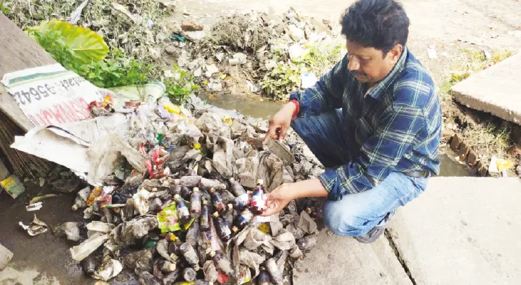 নিকাশি নালায় নিষিদ্ধ কাফ সিরাপের বোতল, জল জমে সমস্যা বেড়াচাঁপায়