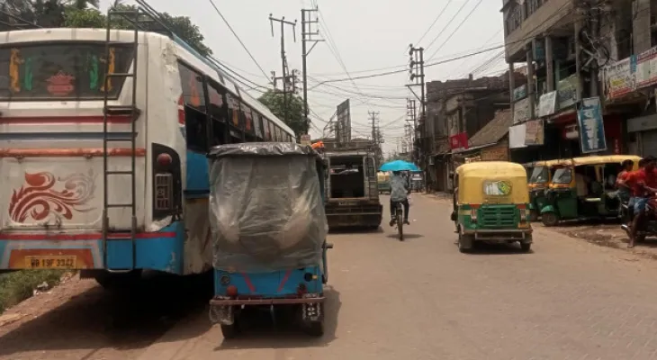 জয়নগরে রাস্তায় যত্রতত্র গাড়ির স্ট্যান্ড, বেআইনি পার্কিং সত্ত্বেও নীরব পুলিস