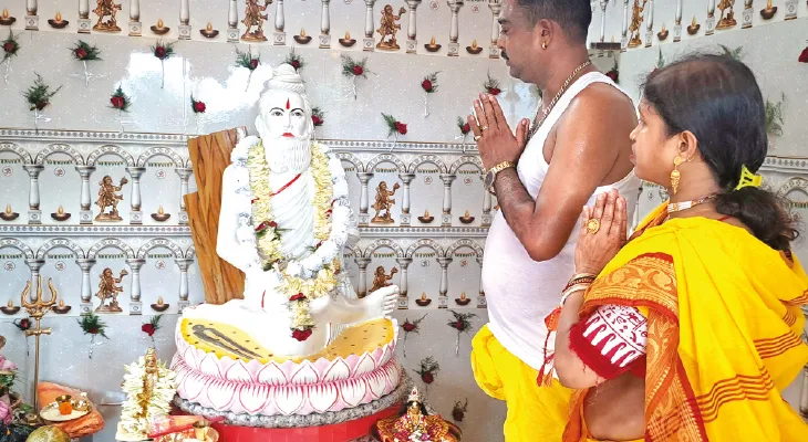 বাঁকুড়া থেকে প্রতিমা এনে লোকনাথ পুজো কাদিরপুরে