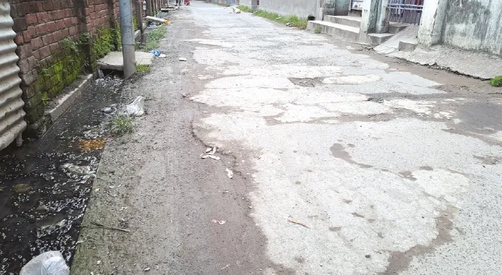 একদশক ধরে বেহাল রাস্তা ও নিকাশিনালা