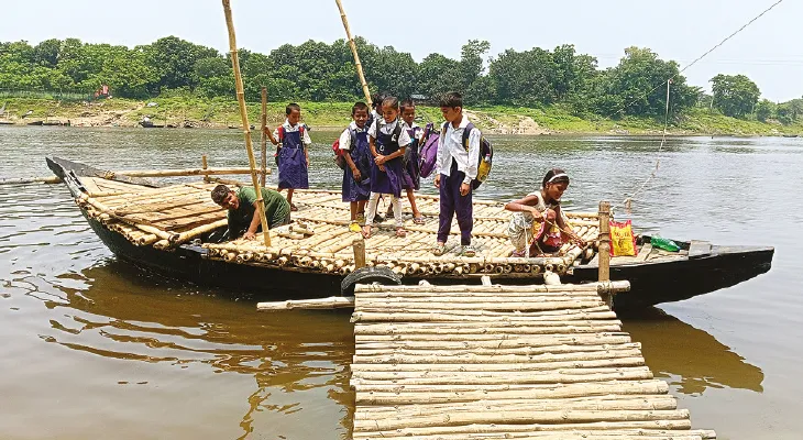 স্কুলে যাবে প্রাথমিকের পড়ুয়ারা, নৌকায় মহানন্দা নদী পার করে দেয় নাবালক মাঝি