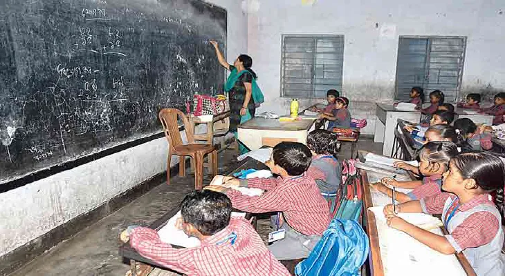 সকালের বদলে দুপুরে বিদ্যালয় চালুর বিজ্ঞপ্তি, ২৪ ঘণ্টার ব্যবধানে দু’রকম নির্দেশিকা