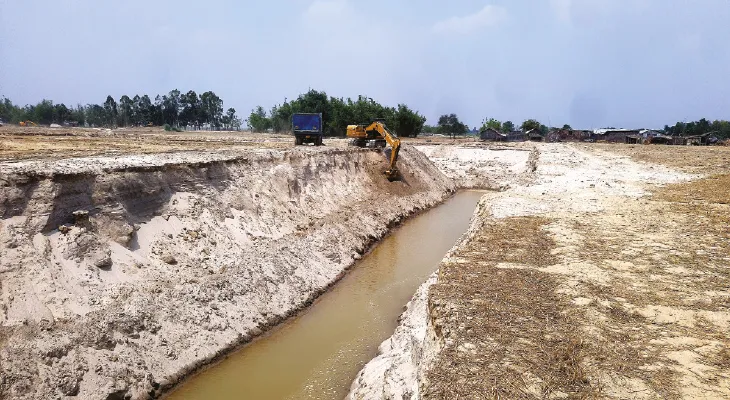 বাঁধ পোক্ত করতে মাটি কেটে নতুন ‘নদী’