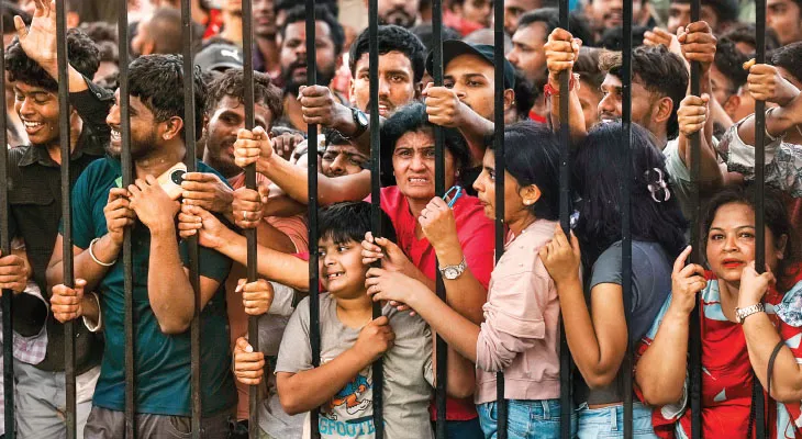 বিষাদের আঁধারে ‘বিরাট’ জয়োৎসব, বেঙ্গালুরুতে পদপিষ্ট হয়ে  মৃত ১১