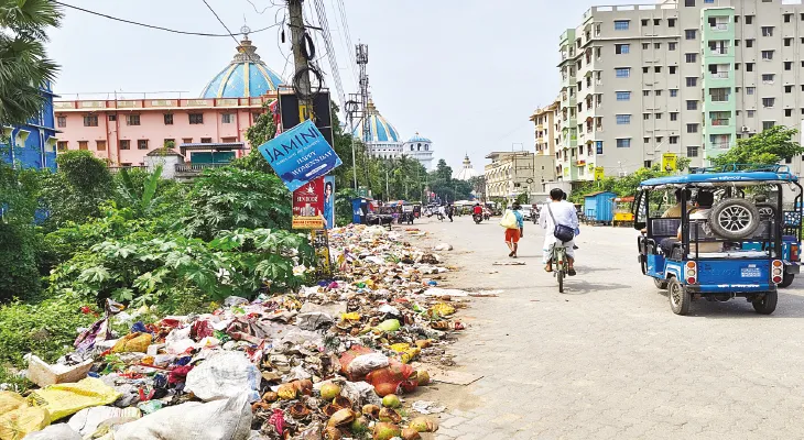 রাস্তার ধারে যত্রতত্র নোংরা-আবর্জনার স্তূপ, দুর্গন্ধে অতিষ্ঠ এলাকাবাসী, উদাসীন প্রশাসন