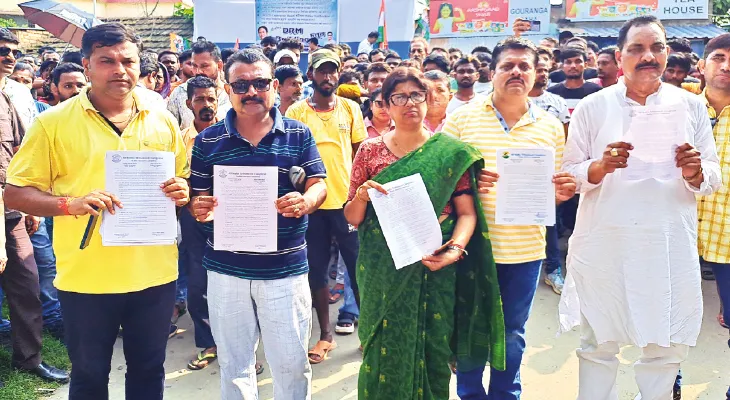 একাধিক ট্রেন তুলে নেওয়ায় ডিআরএমকে স্মারকলিপি রহিমের নেতৃত্বে মালদহ থেকে নতুন ট্রেনের দাবি