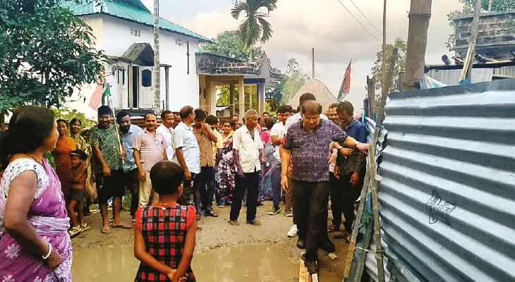 দুর্ভোগ দেখাতে জলকাদায় ভরা রাস্তা দিয়ে মন্ত্রীকে হাঁটালেন গ্রামবাসীরা