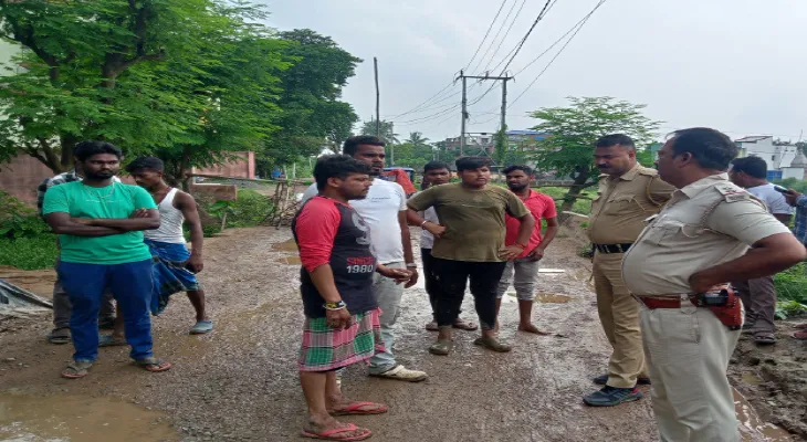 রাস্তা সংস্কার হচ্ছে না কেন, বিজেপি বিধায়কের কাছে জবাব চেয়ে বিক্ষোভ