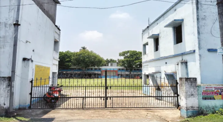 আদালতের নির্দেশে চাকরিহারা একমাত্র করণিক, সমস্যায় স্কুল
