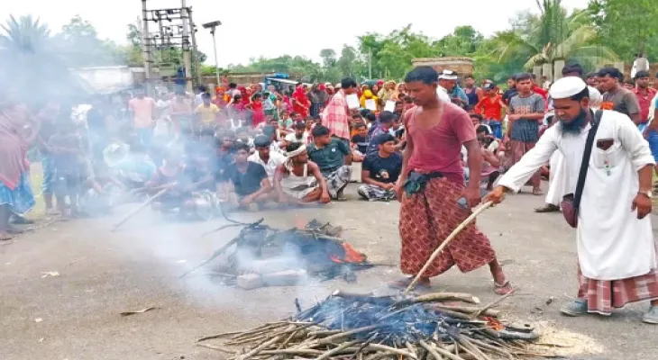 বকুলতলার রাস্তায় কাঠের গুঁড়ি ফেলে, টায়ার জ্বালিয়ে অবরোধ
