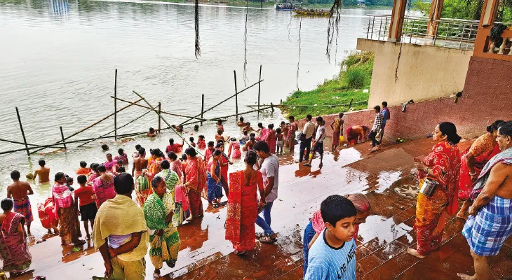 ভাগীরথীর বিভিন্ন ঘাটে মহাসমারোহে গঙ্গাপুজো