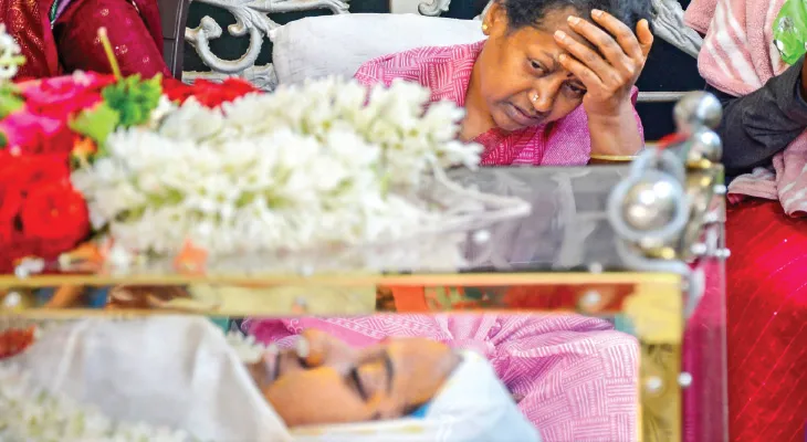 মৃত্যুমিছিল, আরসিবির বিরুদ্ধে এফআইআর, আড়াই লক্ষের জন্য মাত্র হাজার পুলিস