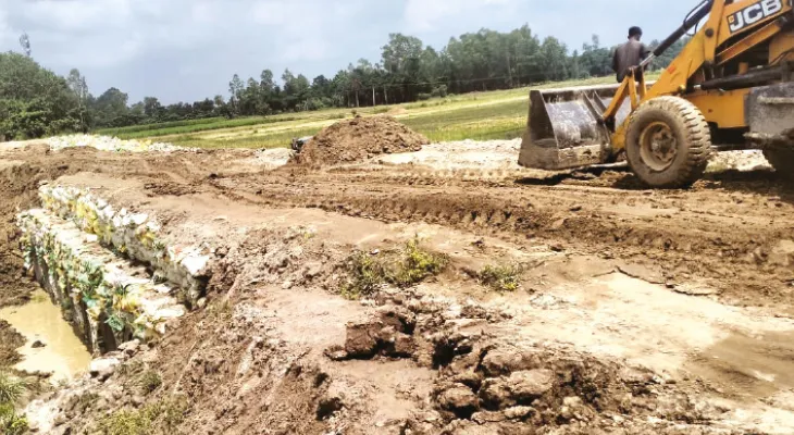 বামনগোলার ১২টি গ্রামে ভাঙা রাস্তায় তৈরি হচ্ছে কালভার্ট