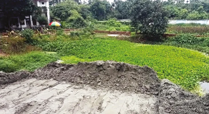আবগারি দপ্তরের পাশের এলাকা টিন দিয়ে ঘিরে পুকুর ভরাট চলছে