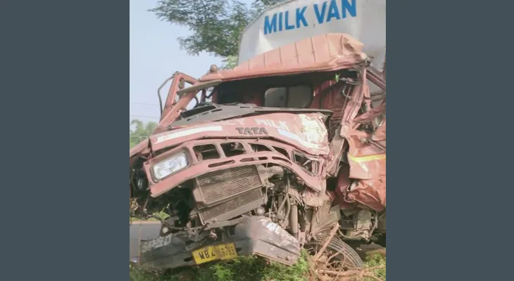 বাঁকুড়ার খাতড়ায় বাস ও দুধবাহী ভ্যানের সংঘর্ষে জখম ১, ঘটনাস্থলে পুলিস