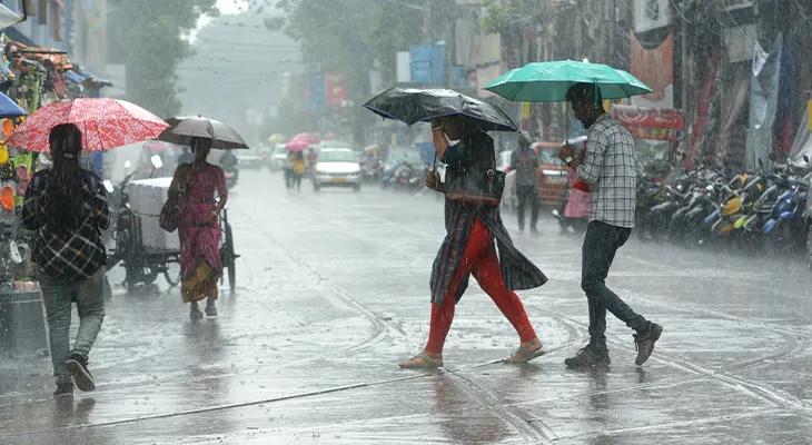 বৃষ্টিতে ভাসল গুজরাতের গান্ধীনগর, শহরের একাধিক অংশ জলমগ্ন