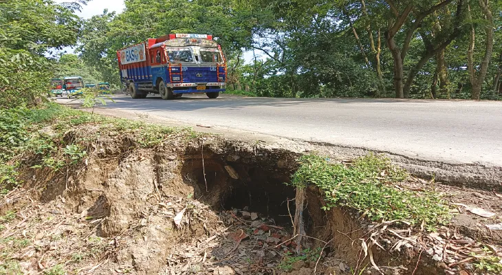 রায়গঞ্জে পুরনো জাতীয় সড়কের ধারে ধস, বড় দুর্ঘটনার আশঙ্কা