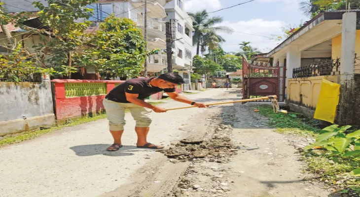 পাইপ বসাতে রাস্তা খোঁড়াখুঁড়ি, গর্ত বোজালেন কংগ্রেস কাউন্সিলার শান্তনু
