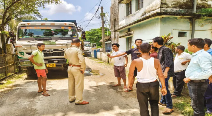 গ্রামীণ রাস্তা ক্ষতবিক্ষত, ক্ষোভে দু’টি ডাম্পার আটকে বিক্ষোভ