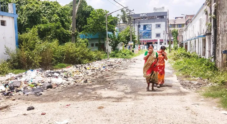 ছ’মাসেও বর্জ্য প্রকল্প চালু হয়নি, দুর্গন্ধে নাক চাপা দিতে হয় চাঁচল হাসপাতালে