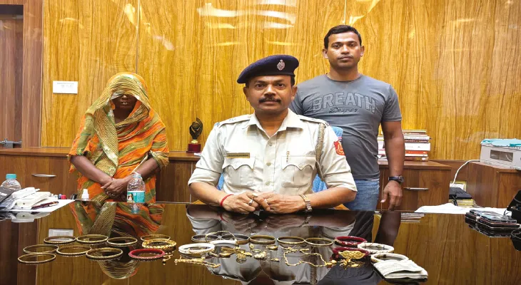 চুরির দায়ে গ্রেপ্তার পরিচারিকা, উদ্ধার আট ভরি সোনার গয়না