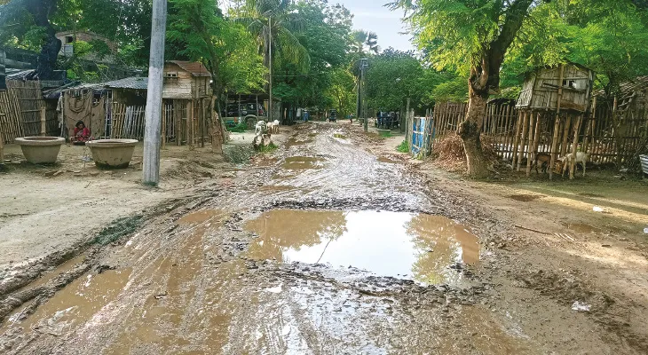 কালিয়াচক-৩: জলকাদা জমে পাঁচ কিমি কাঁচা রাস্তায় তীব্র ভোগান্তি