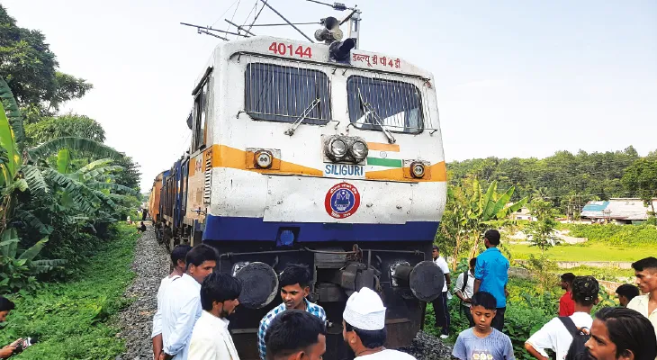 নকশালবাড়িতে ইঞ্জিন বিকল, দু’ঘণ্টা আটকে রইল শিলিগুড়ি-কাটিহার ইন্টারসিটি এক্সপ্রেস