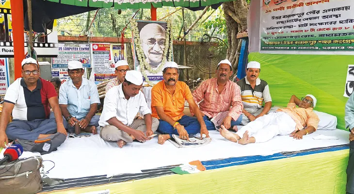 বেহাল রাস্তা সংস্কারের দাবি, অনশনে কংগ্রেস