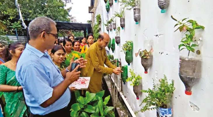 পরিবেশ বাঁচাতে ‘দেওয়াল বাগান’ নির্মাণ করছে মধ্যমগ্রাম পুরসভা