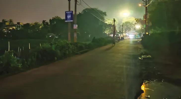 উচ্ছেদের পর স্টেশন রোড এলাকার বিরাট  অংশ ডুবে থাকে অন্ধকারে, সমস্যায় যাত্রীরা