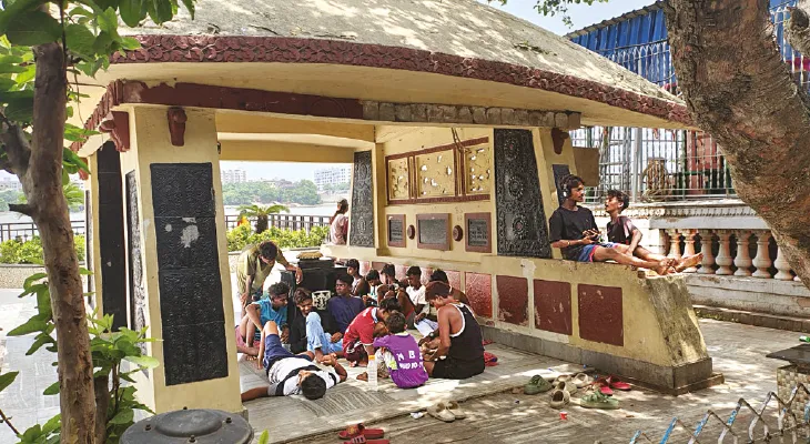 নিমতলায় রবীন্দ্রনাথের সমাধি নেশার ঠেক, জুতোর ধুলোয় ধূসরিত হচ্ছে পবিত্র প্রাঙ্গণ