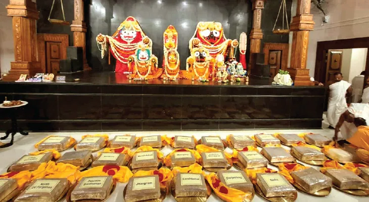 দীঘার জগন্নাথ মন্দিরের প্রসাদ পৌঁছল মাথাভাঙায়, তা দুয়ারে রেশন দোকান থেকে এলাকার মানুষের হাতে পৌছে দেওয়া হয়েছে