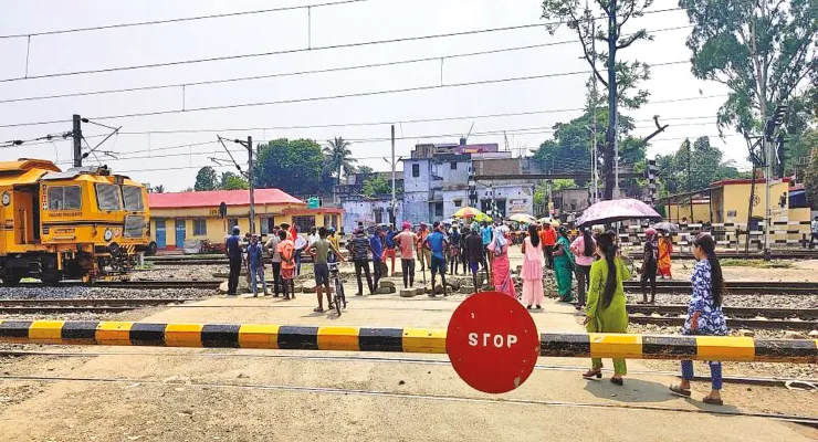 বন্ধ রয়েছে বিকল্প আন্ডারপাসও মুরারইয়ে দু’ঘণ্টা বন্ধ লেভেল ক্রসিং