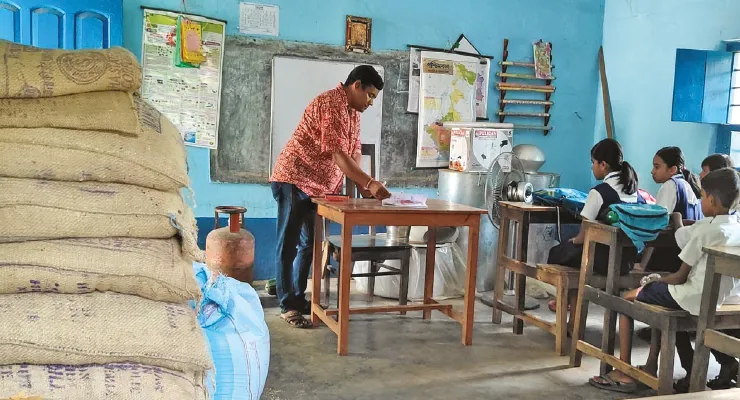 কাঁকসায় শ্রেণিকক্ষেই মজুত সিলিন্ডার, দুর্ঘটনার আশঙ্কায় চিন্তিত অভিভাবকরা