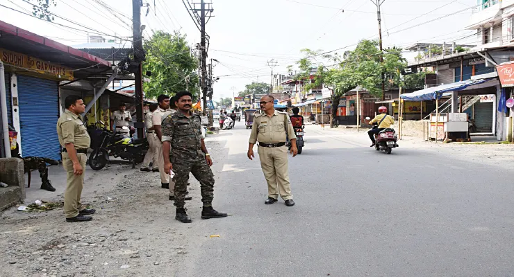 গুলি: মাদক কারবার বন্ধের দাবিতে বন্‌ধ, জমি কেনাবেচা নিয়েও ঝামেলা দেবীডাঙায়