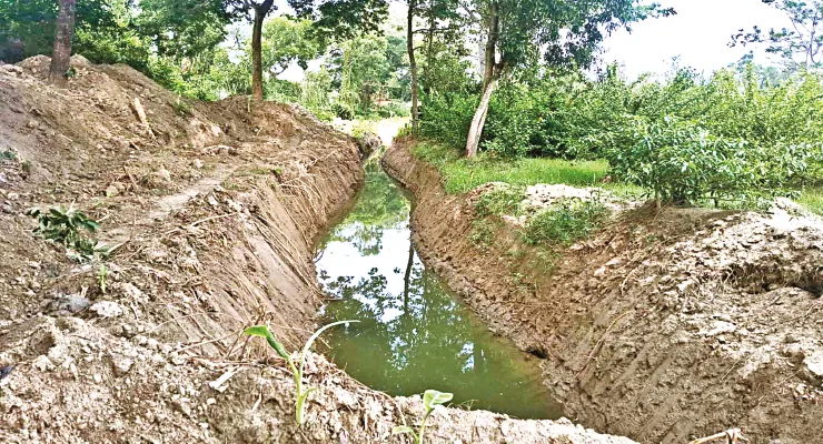 রাম-বাম জোটের কীর্তি খাল কেটে মাটি বিক্রি, পরিদর্শনে গিয়ে আক্রান্ত রেভিনিউ ইন্সপেক্টর