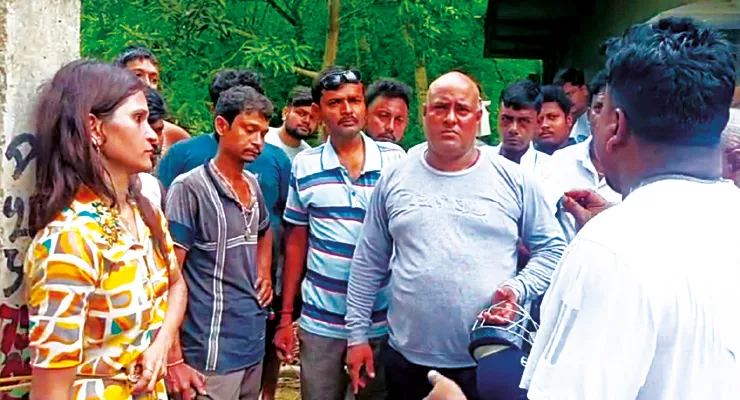 ঘাটালে ধারের টাকা চাওয়ায় শাস্তি,  বিদ্যুতের খুঁটিতে বেঁধে বিধবাকে বেধড়ক মার