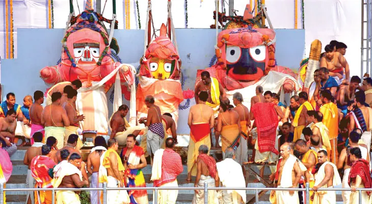 স্নানযাত্রায় জগন্নাথদেব নেমে আসেন ভক্তের কাছে
